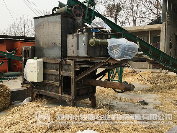 秸稈青儲黃儲打包機工作圖.jpg