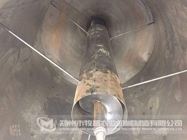 立式飼料攪拌機(jī)內(nèi)部.jpg