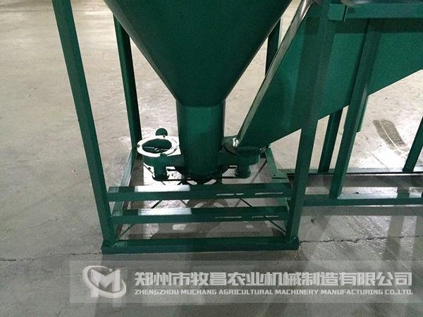 立式飼料攪拌機(jī)底部細(xì)節(jié).jpg