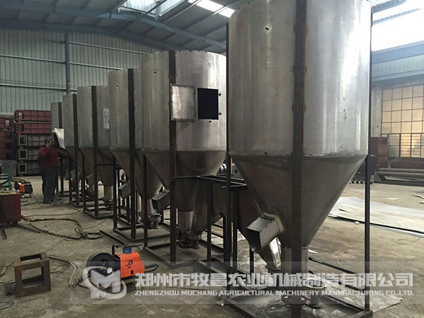 立式飼料攪拌機(jī)生產(chǎn)現(xiàn)場(chǎng).jpg